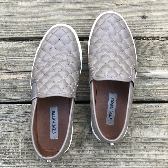 Steve Madden Shoes - Steve Madden size 9 tan slip on shoes.